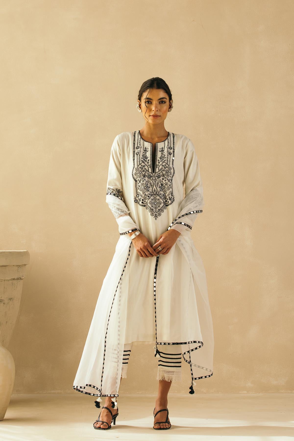 Ebony & Ivory Intricate Mughal Trellis Kurta Set