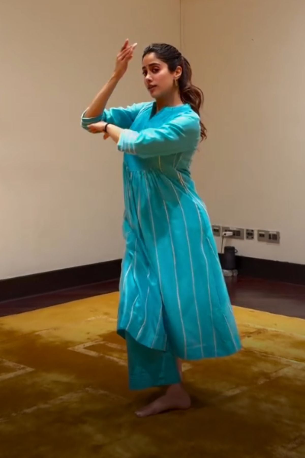 Pearl Line Kurta Set