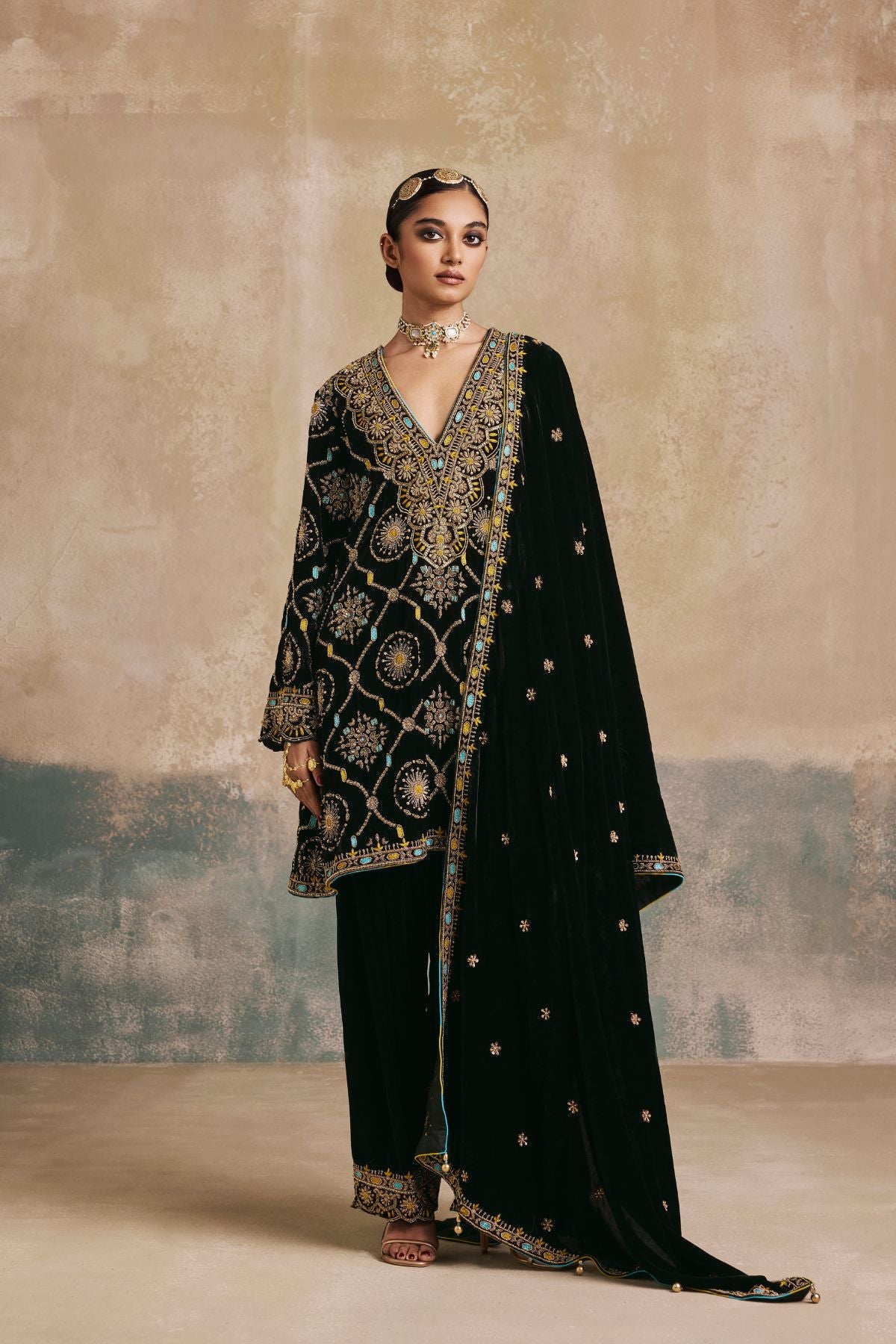 Nilofer Velvet Kurta Set