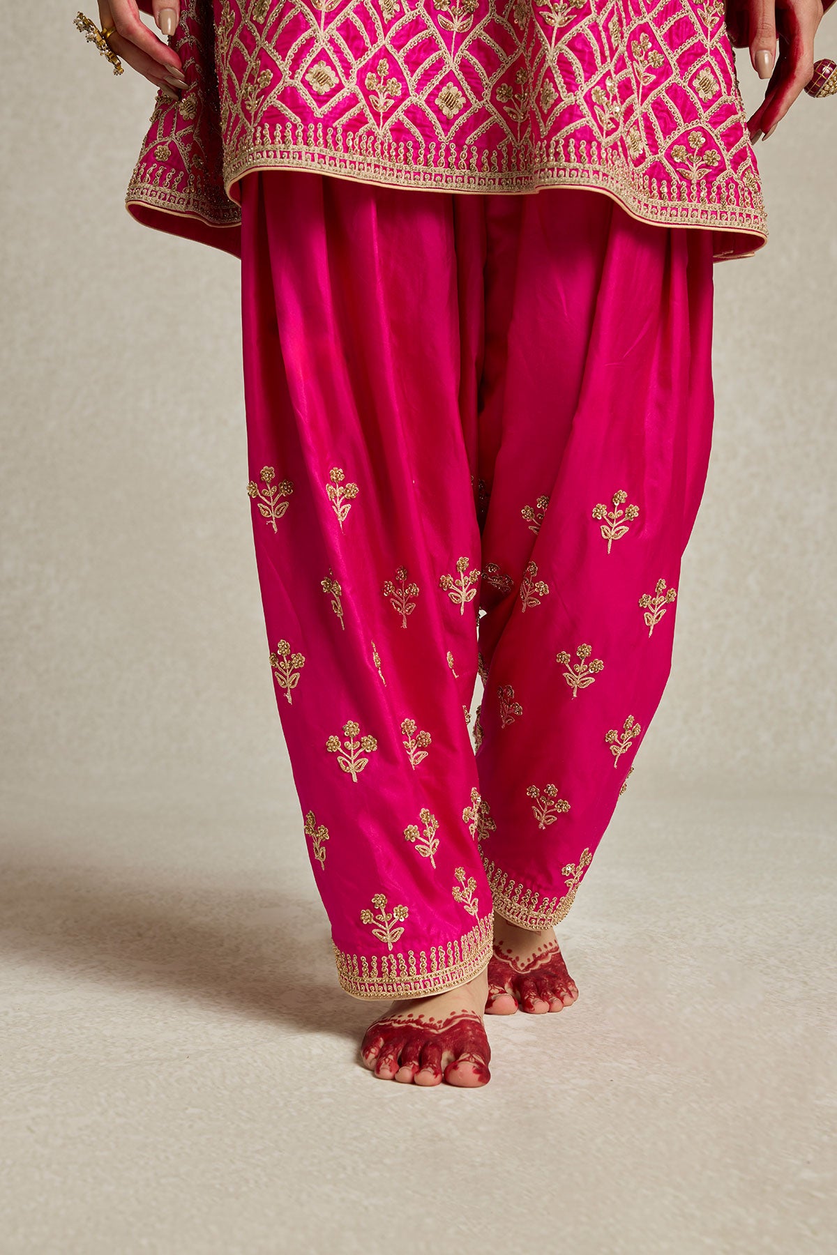 Chitta Kukkad Salwar Set